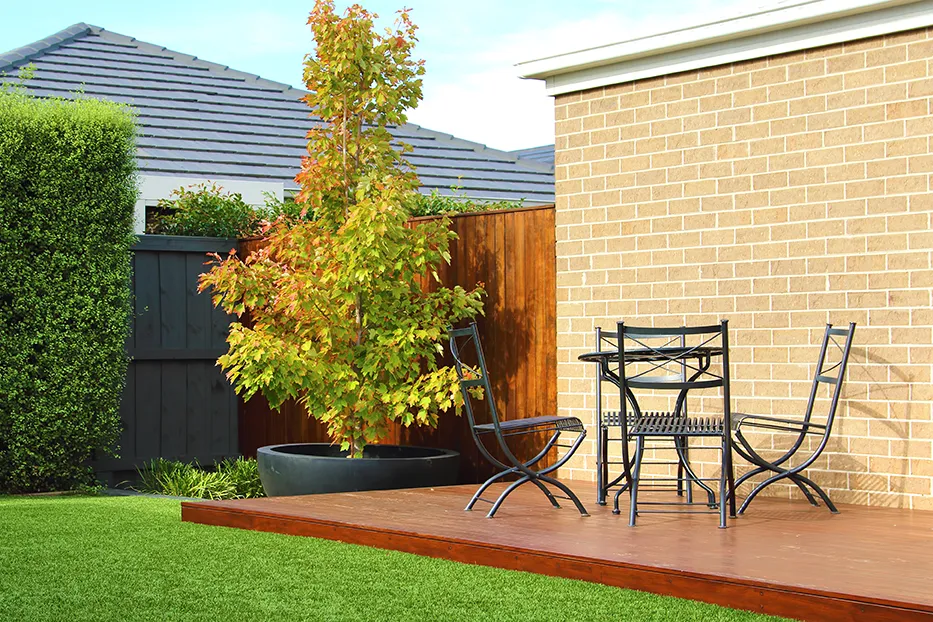 Outdoor entertainment area, landscaping, autumn colours and decking